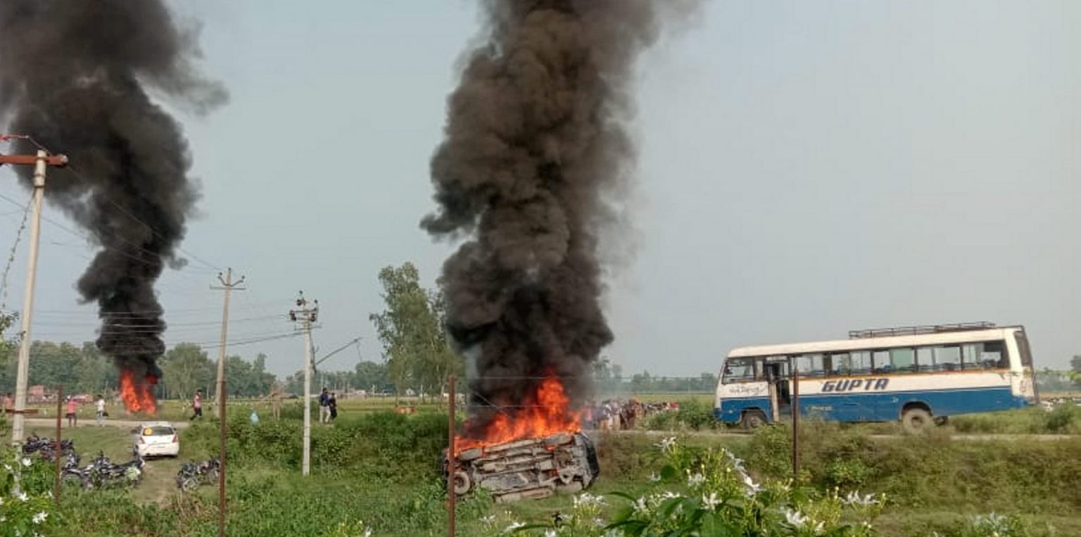 لکھیم پور کھیری کےتکونیہ علاقے میں3 اکتوبر کو پیش آئےتشدد کے بعد کچھ گاڑیوں میں آگ لگا دی گئی تھی۔ (فوٹو: پی ٹی آئی)