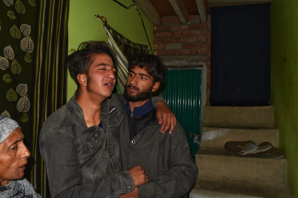 شاہد کے چھوٹے بھائی زبیر احمد راتھر۔ (فوٹو:فیضان میر)