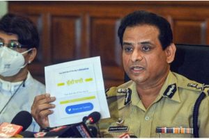 ممبئی کے پولیس کمشنر ہیمنت ناگرالے نے 'بُلی بائی'ایپ کے حوالے سے میڈیا سے خطاب کیا۔ (فوٹو: پی ٹی آئی)