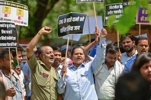 دہلی میں سی این جی کی قیمتوں میں زبردست اضافے کے خلاف کئی کیب اور آٹو ڈرائیوروں نے جنتر منتر پر احتجاجی مظاہرہ کیا۔ (تصویر: پی ٹی آئی)