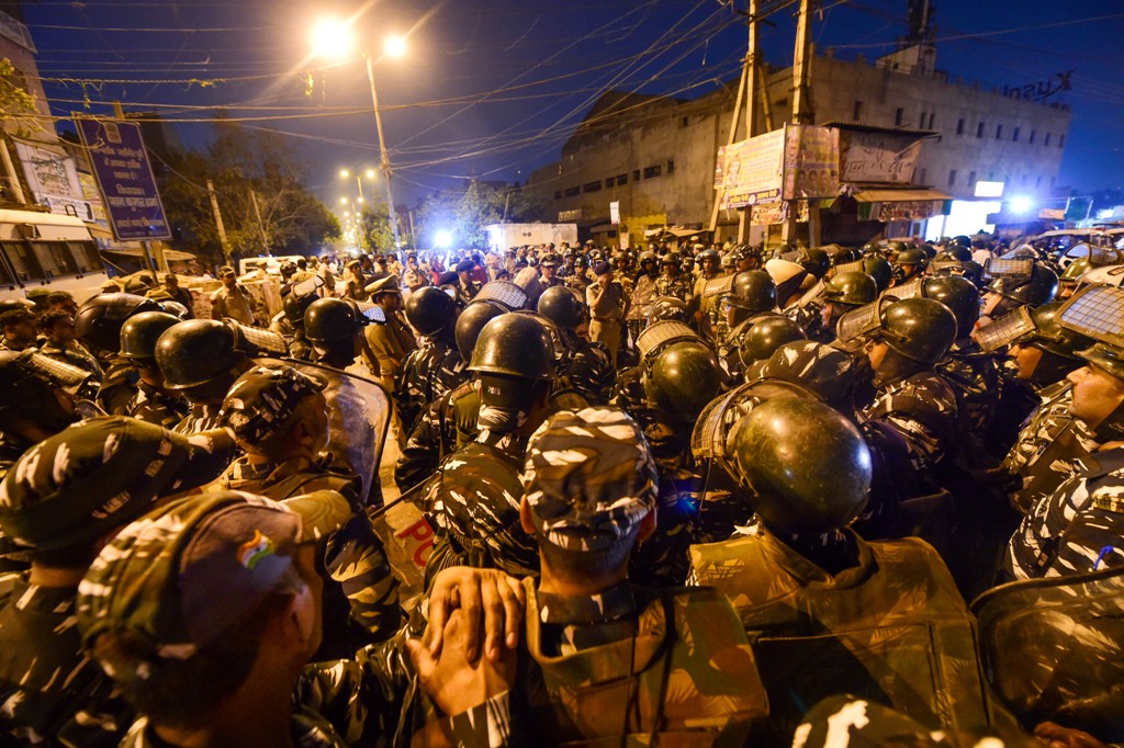 تشدد کے بعد جہانگیر پوری میں بڑی تعداد میں پولیس فورس تعینات کر دی گئی ہے۔ (تصویر: پی ٹی آئی)