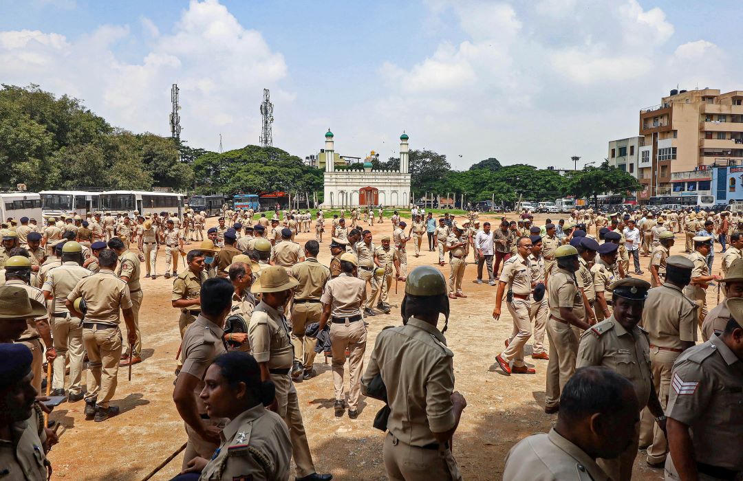 کرناٹک حکومت کی جانب سے گنیش اتسو منانے کی اجازت دینے کے بعد بنگلورو کے چامراج پیٹ علاقے کے عیدگاہ میدان میں منگل (30 اگست) کو تعینات پولیس فورس۔ (تصویر: پی ٹی آئی)