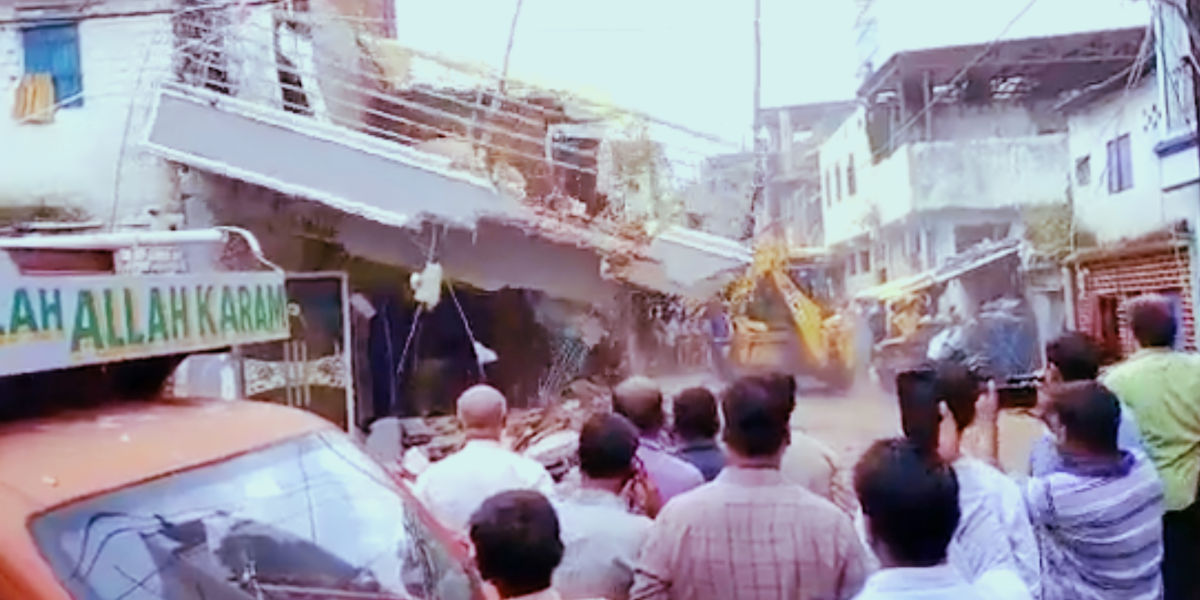مکان توڑے جانے کے دوران کی تصویر۔ (فوٹو: اسکرین گریب ٹوئٹر/@Satyamooknayak)