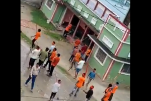 واقعے کے بعد سامنے آئے ایک ویڈیو میں کچھ لوگ لاٹھیوں سے  گھروں میں توڑ پھوڑ کرتے نظر آ رہے ہیں۔ (اسکرین گریب کریڈٹ: ٹوئٹر)