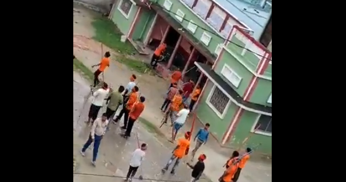 واقعے کے بعد سامنے آئے ایک ویڈیو میں کچھ لوگ لاٹھیوں سے  گھروں میں توڑ پھوڑ کرتے نظر آ رہے ہیں۔ (اسکرین گریب کریڈٹ: ٹوئٹر)