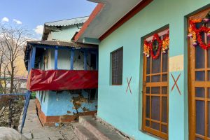 جوشی مٹھ کے لینڈ سلائیڈنگ سے متاثرہ علاقے میں ایک گھر میں پڑا  شگاف ۔ (تصویر: پی ٹی آئی)