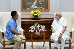 سال 2019 کی ایک تصویر میں سکم کے وزیر اعلیٰ گولے وزیر اعظم مودی کے ساتھ۔ (فوٹو: www.sikkim.gov.in)
