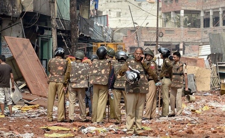 2020 کے دہلی فسادات کے دوران متاثرہ علاقے میں پولیس۔ (تصویر: پی ٹی آئی)