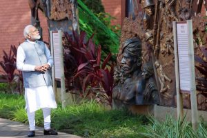 رانچی کے برسا منڈا میوزیم میں وزیر اعظم نریندر مودی۔ (تصویر بہ شکریہ: Twitter/@Narendramodi)