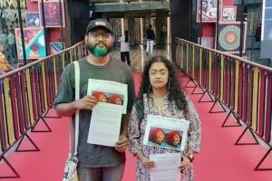 کیرالہ کے دو نمائندوں نے فلم فیسٹیول میں 'دی کیرالہ اسٹوری' کی اسکریننگ کے خلاف پرامن احتجاجی مظاہرہ کیا تھا۔ (تصویر بہ شکریہ: X/ @sreenathism)