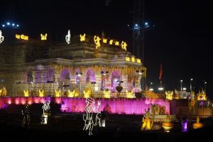 دیوالی 2023 کے لیے سجائے گئے ایودھیا کا زیر تعمیر رام مندر۔ (تصویر بہ شکریہ: شری رام جنم بھومی تیرتھ ٹرسٹ)