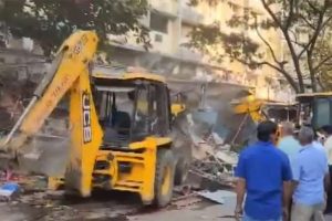 ممبئی کے میرا روڈ میں مبینہ طور پر غیر قانونی تعمیرات کو منہدم کر دیا گیا ہے۔ (تصویر بہ شکریہ: اے این آئی)