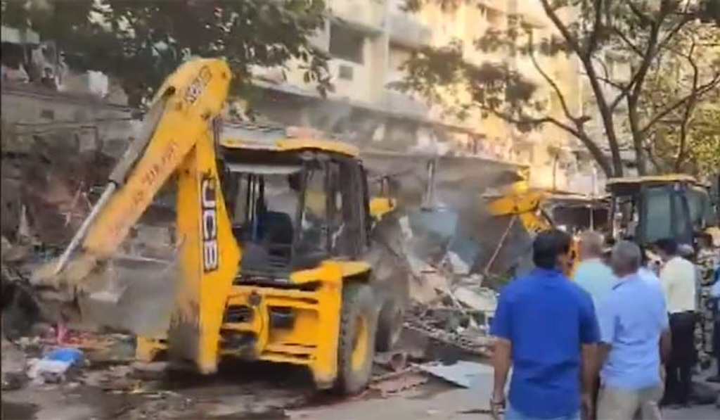 ممبئی کے میرا روڈ میں مبینہ طور پر غیر قانونی تعمیرات کو منہدم کر دیا گیا ہے۔ (تصویر بہ شکریہ: اے این آئی)