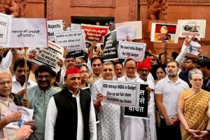 اپوزیشن جماعتوں نے بجٹ میں کئی ریاستوں کے ساتھ امتیازی سلوک کا الزام لگاتے ہوئے پارلیامنٹ سے واک آؤٹ کیا (تصویر بہ شکریہ: ایکس /کانگریس)