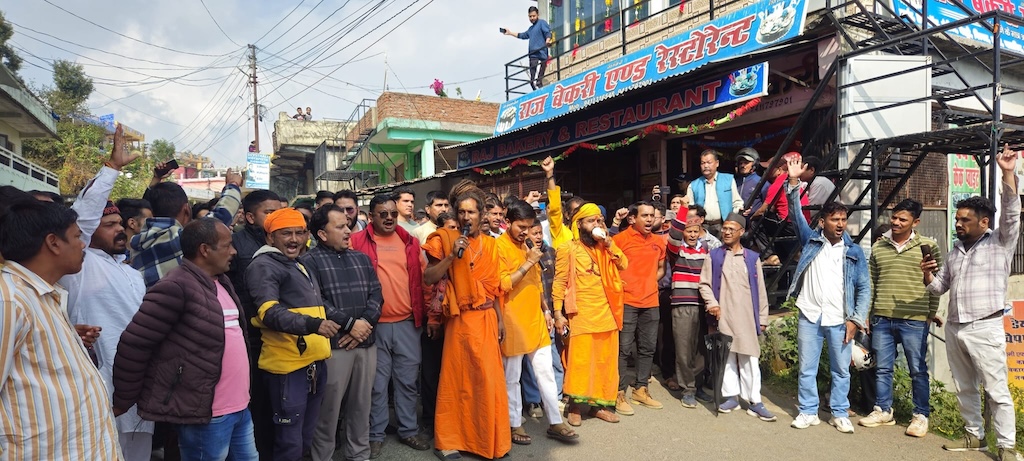 پتھورا گڑھ ضلع کے بیریناگ علاقے میں دائیں بازو کے گروپ کی ریلی۔ (تصویر بہ شکریہ: فیس بک/ہمانشو جوشی)