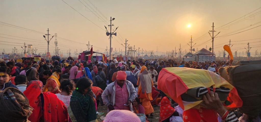 مونی اماوسیہ کے مقدس موقع پر کمبھ میلے میں شرکت کے لیے آئے عقیدت مند ۔ (تصویر: اندر شیکھر سنگھ)