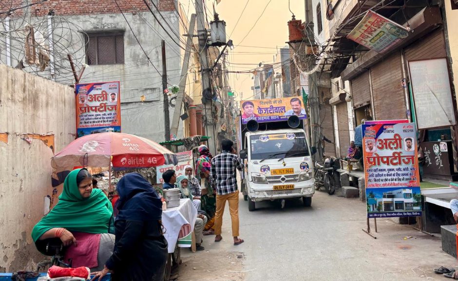 مصطفیٰ آباد کا  یہ شیو وہار علاقہ 2020 میں فسادات کی زد میں آیا تھا۔ یہاں بی جے پی نے زبردست جیت حاصل کی ہے۔ (تصویر: شروتی شرما)