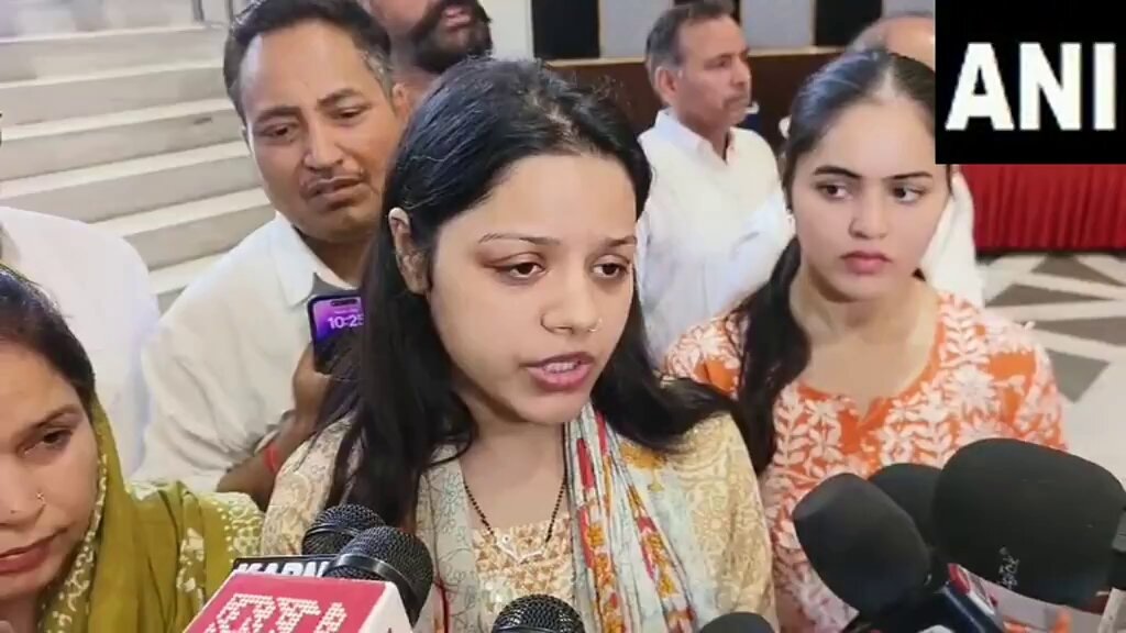 پہلگام دہشت گردانہ حملے میں ہلاک ہونے والے ہندوستانی بحریہ کے لیفٹیننٹ ونے نروال کی اہلیہ ہمانشی نروال۔ (تصویر بہ شکریہ: اے این آئی ویڈیو اسکرین گریب)